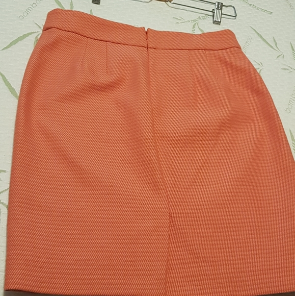 Ann Taylor almost brand new skirt - Picture 3 of 4
